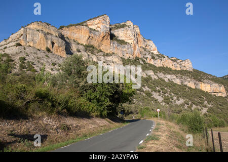 Vue sur route ouverte et les pics, Pesquera de Ebro, Burgos, Espagne Banque D'Images