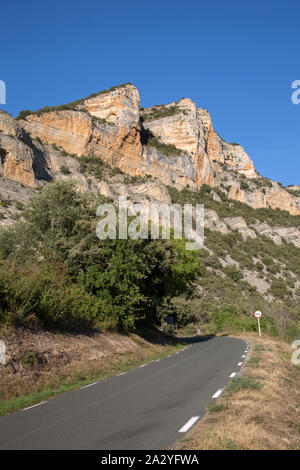 Vue sur route ouverte et les pics, Pesquera de Ebro, Burgos, Espagne Banque D'Images