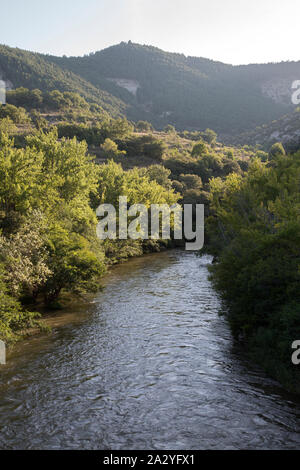 Vue sur fleuve Ebro à Pesquera de Ebro, Burgos, Espagne Banque D'Images