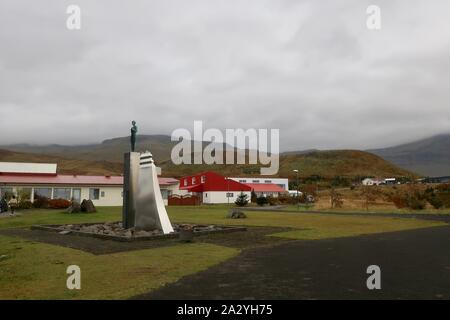 Grundarfjordur, Islande - 27 septembre 2019 : Statue de Syn près de l'église. Banque D'Images