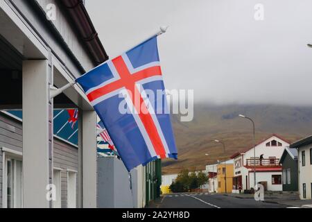 Grundarfjordur, Islande - 27 septembre 2019 : drapeau islandais battant à l'extérieur d'un hôtel. Banque D'Images