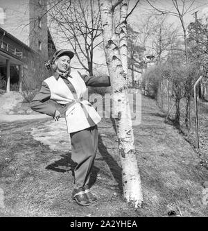 Habillé pour l'automne et l'hiver dans les années 40, une jeune femme porte une veste. pantalon de ski, chaussures de ski et un chapeau. Suède 1947. Kristoffersson ref AB15-2 Banque D'Images