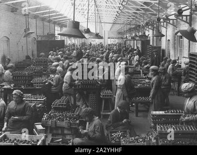 Première Guerre mondiale 1914-1918. Les femmes britanniques dans une usine où les pièces sont fabriquées et assemblées. Banque D'Images