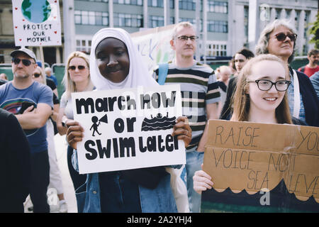 Deux jeunes femmes protestataires tenant des pancartes sur le changement climatique à la 20e Septembre grève du climat mondial, Place du Vieux Marché, Nottingham, Angleterre Banque D'Images