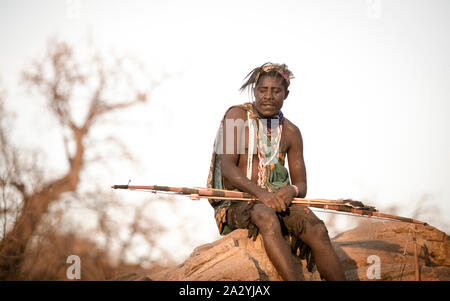 Lake Eyasi, Tanzanie, 11 Septembre 2019 : man resting Hadzabe avec son arc et flèche Banque D'Images