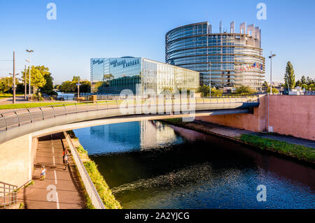 Le bâtiment Louise Weiss, siège du Parlement européen, construit en 1999 sur les rives de la canal Marne-Rhine à Strasbourg, France. Banque D'Images
