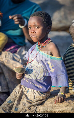 Lake Eyasi, Tanzanie, 11 Septembre 2019 : hadzabe girl eating fruit du baobab Banque D'Images