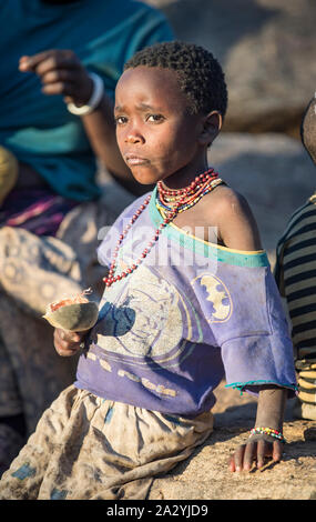 Lake Eyasi, Tanzanie, 11 Septembre 2019 : hadzabe girl eating fruit du baobab Banque D'Images