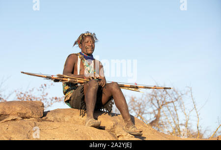 Lake Eyasi, Tanzanie, 11 Septembre 2019 : man resting Hadzabe avec son arc et flèche Banque D'Images