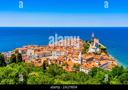 Piran, Slovénie emblématique : Vue aérienne de la ville de pêche sur la riviera slovène sur la mer Adriatique dans la mer Mediterraniean. Banque D'Images
