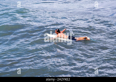 Portrait d'un surfeur guy attendant la vague parfaite dans la mer, Forte dei Marmi, Versilia, Toscane, Italie Banque D'Images