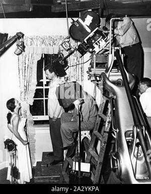 BETTE DAVIS, Joseph Cotten et King Vidor directeur sur le plateau de tournage avec franchise AU-DELÀ DE LA FORÊT 1949 Warner Bros. Banque D'Images