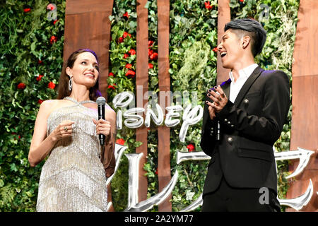 (L-R) Angelina Jolie acteur et musicien japonais MIYAVI assister à une première mondiale au Japon pour le Disney's 'Maleficent : maîtresse du Mal' le 3 octobre 2019, à Tokyo, Japon. Le film est une suite de 2014 a frappé 'Maleficent' et sortira le 18 octobre. Credit : AFLO/Alamy Live News Banque D'Images