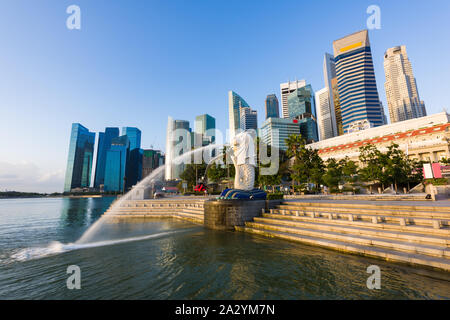 Belle Lumière du soleil du matin sur la ville de Singapour et l'établissement emblématique statue du Merlion, symbole de Singapour. Banque D'Images