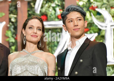 (L-R) Angelina Jolie acteur et musicien japonais MIYAVI assister à une première mondiale au Japon pour le Disney's 'Maleficent : maîtresse du Mal' le 3 octobre 2019, à Tokyo, Japon. Le film est une suite de 2014 a frappé 'Maleficent' et sortira le 18 octobre. Credit : AFLO/Alamy Live News Banque D'Images