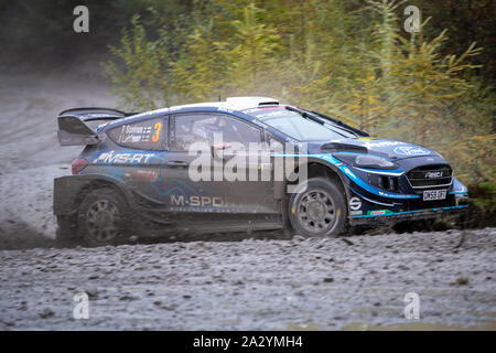 Betws y Coed--, UK. 4 Oct 2019, Teemu Suninen et co-pilote Jarmo Lehtinen concurrence dans leur leur M-Sport Ford Fiesta WRC au cours de la troisième phase de la Wales Rally GB, Jason Richardson/Alamy Live News Banque D'Images