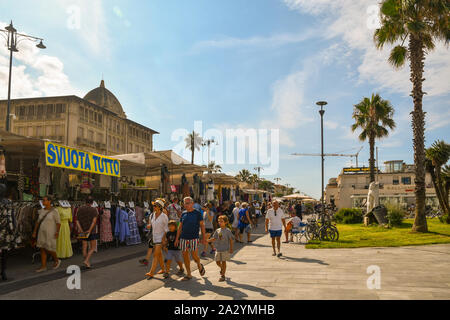 La rue du marché sur le front de mer de Viareggio avec les gens et les touristes randonnée shopping dans les étals de marché en été, la Versilia, Toscane, Italie Banque D'Images