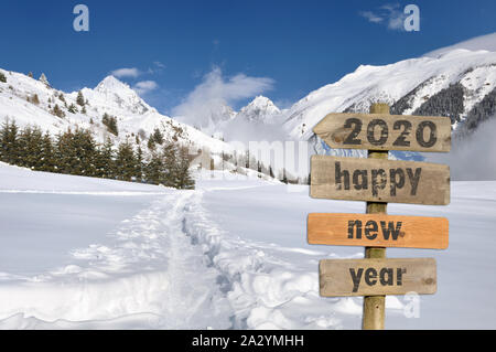Bonne année 2020 écrit sur un postsign dans la neige sur fond de montagne blanche Banque D'Images