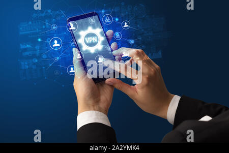 Femme hand holding smartphone avec abréviation VPN, la technologie moderne concept Banque D'Images