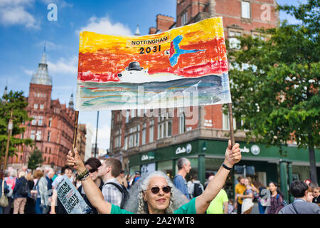 Woman holding up changement climatique bannière en 20 septembre climat mondial grève, Place du Vieux Marché, Nottingham East Midlands, Angleterre, Banque D'Images