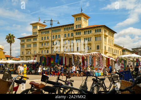 La rue du marché sur le front de mer de Viareggio avec les gens, les touristes et le Grand Hotel Principe di Piemonte en été, la Versilia, Toscane, Italie Banque D'Images