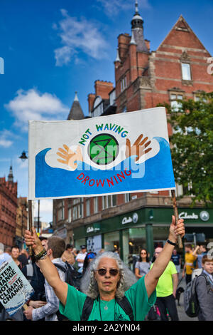 Woman holding up changement climatique bannière en 20 septembre climat mondial grève, Place du Vieux Marché, Nottingham East Midlands, Angleterre, Banque D'Images