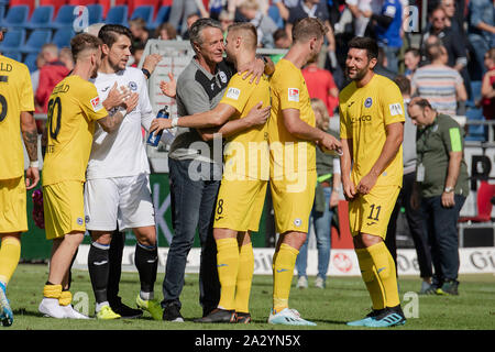 Coach Uwe Neuhaus (BI) se réjouit de la victoire après le coup de sifflet final avec ses joueurs, serrant Florian HARTHERZ (BI) ; ; Soccer 2. 6.Bundesliga, journée, journée 06, Hanovre 96 (H) - Arminia Bielefeld (BI) 0 : 2, le 14.09.2019 à Hanovre/Allemagne DFL RÈGLEMENT INTERDIT TOUTE UTILISATION DES PHOTOGRAPHIES COMME DES SÉQUENCES D'IMAGES ET/OU QUASI VIDÉO. Å L'utilisation dans le monde entier | Banque D'Images