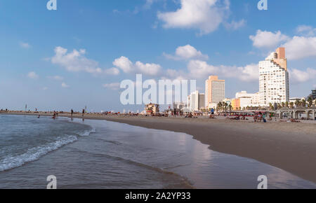 La fin d'après-midi illumine le resort hôtels sur la plage à Tel Aviv en Israël Banque D'Images