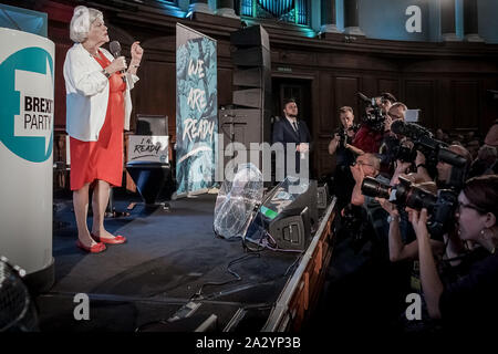 Ann Widdecombe, Brexit, eurodéputé du parti s'adresse à la foule pendant la partie Brexit conférence à Westminster dans le cadre d'un parti national tour. London, UK Banque D'Images