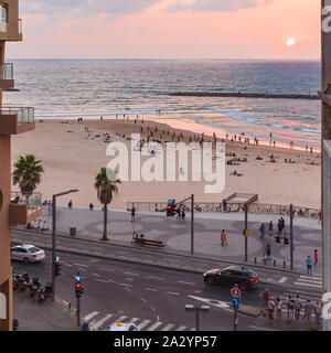 Vue du coucher de personnes bénéficiant d'trumpledor beach et de la promenade de Tel Aviv en Israël avec Samuel shmuel street au premier plan Banque D'Images