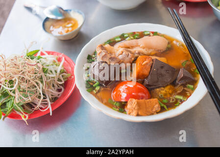 L'alimentation de rue vietnamien populaire plat de nouilles au crabe, bun rieu Banque D'Images