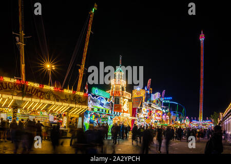 Stuttgart, Allemagne, le 3 octobre 2019, beaucoup de gens marcher sur festival canstatter wasen folk festival oktoberfest illuminant la nuit avec beaucoup de carousel, bi Banque D'Images