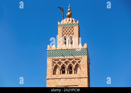 Low angle view of Koutoubia contre sky - Marrakech, Maroc - les destinations de voyage Banque D'Images