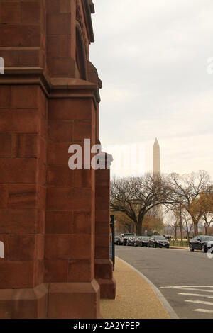 Le Washington Monument vu de la Smithsonian Institution à Washington DC, USA Banque D'Images