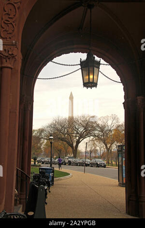 Le Washington Monument vu de la Smithsonian Institution à Washington DC, USA Banque D'Images