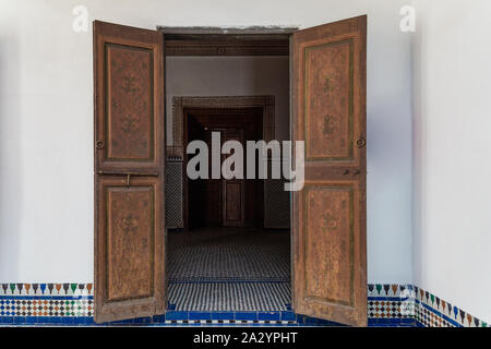 Marrakech, Maroc - 23 septembre 2019 : avis d'ouvrir des portes décorées de mosaïque marocaine à Bahia Palace Banque D'Images
