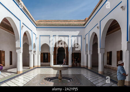 Marrakech, Maroc - 23 septembre 2019 : les touristes se promènent à Bahia Palace Banque D'Images