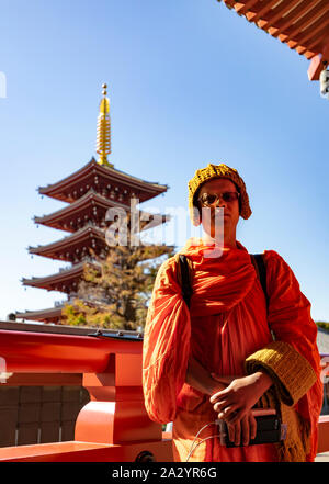 Tokyo, Japon - 30 octobre 2018 : un moine bouddhiste au temple bouddhiste Senso - Ji, Tokyo, Japon Banque D'Images