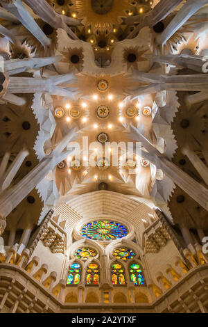 Barcelone, Catalogne, Espagne - 19 novembre 2018 : Faible angle de vue du vitrail, colonnes et voûtes de la bel intérieur du Temple Ex Banque D'Images