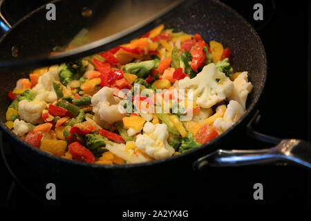 Les légumes congelés, y compris le poivre le brocoli et le chou-fleur par cuisson Banque D'Images
