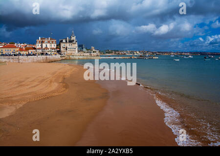 Beau paysage à Praia da Ribeira beach ou la plage Praia dos Pescadores sur le front de mer de Cascais, port de pêche et station balnéaire populaire au Portugal. Banque D'Images