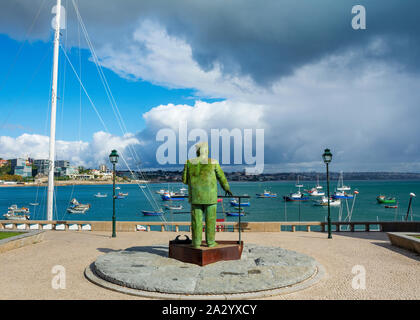 Vue urbaine avec la statue de Dom Carlos I, Roi du Portugal, donnant sur le port de Cascais, station balnéaire et port de pêche du Portugal. Banque D'Images