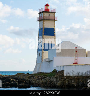 Le phare de Santa Maria à Cascais, station balnéaire et port de pêche au Portugal. Banque D'Images