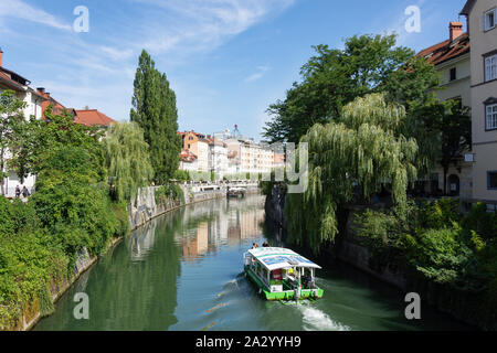 Bateaux de croisière sur la rivière Ljubljanica, Vieille Ville, Ljubljana, Slovénie Banque D'Images