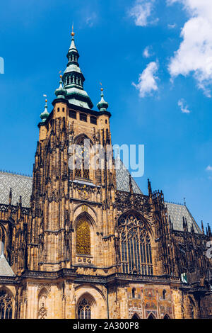 Prague gothique, bell towers et cathédrale Saint-Guy. Saint Vitus est une cathédrale catholique romaine à Prague, République tchèque. Vue panoramique depuis la courtya Banque D'Images