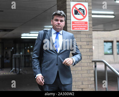 L'ancien propriétaire BHS Dominic Chappell quitte Southwark Crown Court à Londres, où il est accusé de tricherie le revenu public et le blanchiment. PA Photo. Photo date : vendredi 4 octobre 2019. Voir tribunaux histoire PA Chappell . Crédit photo doit se lire : Kirsty O'Connor/PA Wire Banque D'Images