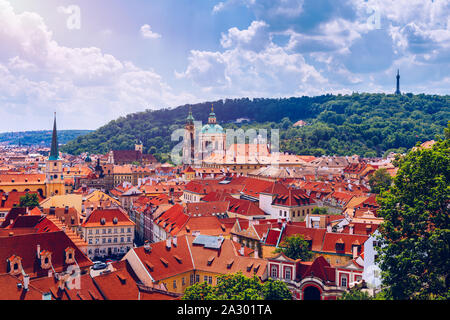 Vue de dessus de toits rouges des toits de la ville de Prague, République tchèque. Vue aérienne de la ville de Prague avec des tuiles en terre cuite, Prague, Tchéquie. Arkien, Vieille Ville Banque D'Images