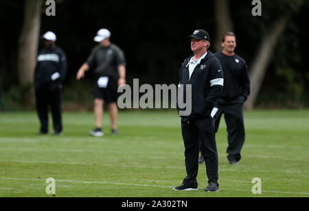 Oakland Raiders Jon Gruden entraîneur-chef lors de la journée des médias du Grove Hotel, Watford. Banque D'Images