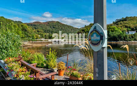 GAIRLOCH HARBOUR WESTER ROSS ECOSSE FLEURS ET SIÈGES EN ÉTÉ LE LONG DE LA ROUTE DU PORT Banque D'Images