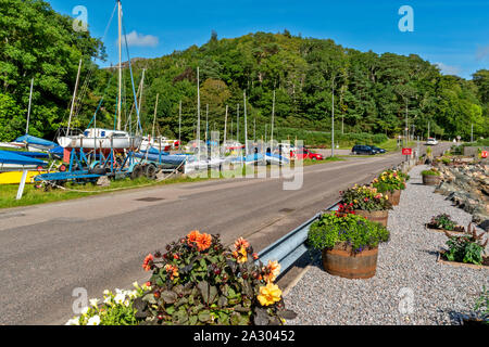 GAIRLOCH HARBOUR WESTER ROSS ECOSSE Fleurs et bains à remous EN ÉTÉ LE LONG DE LA ROUTE DANS LE PETIT PORT Banque D'Images